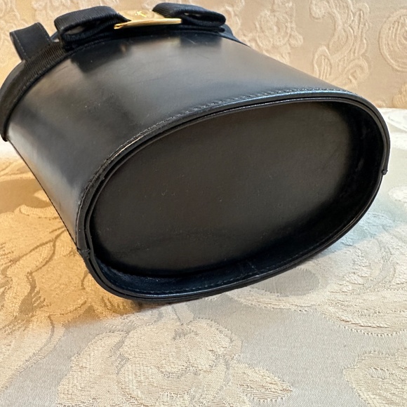 Salvatore Ferragamo black leather bucket bag - Picture 12 of 16